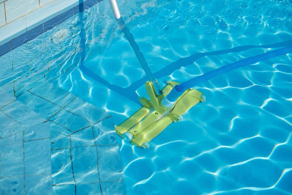 Robot de piscine : l'allié indispensable pour une eau toujours propre